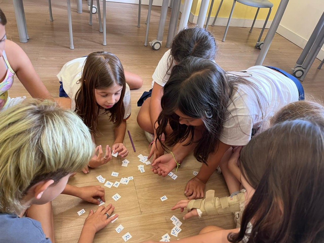 Alunos colaborando em atividade em grupo na Discoveries