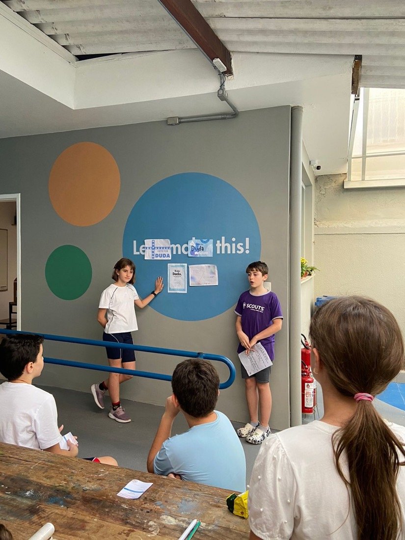 Alunos apresentando um trabalho em inglês para a turma