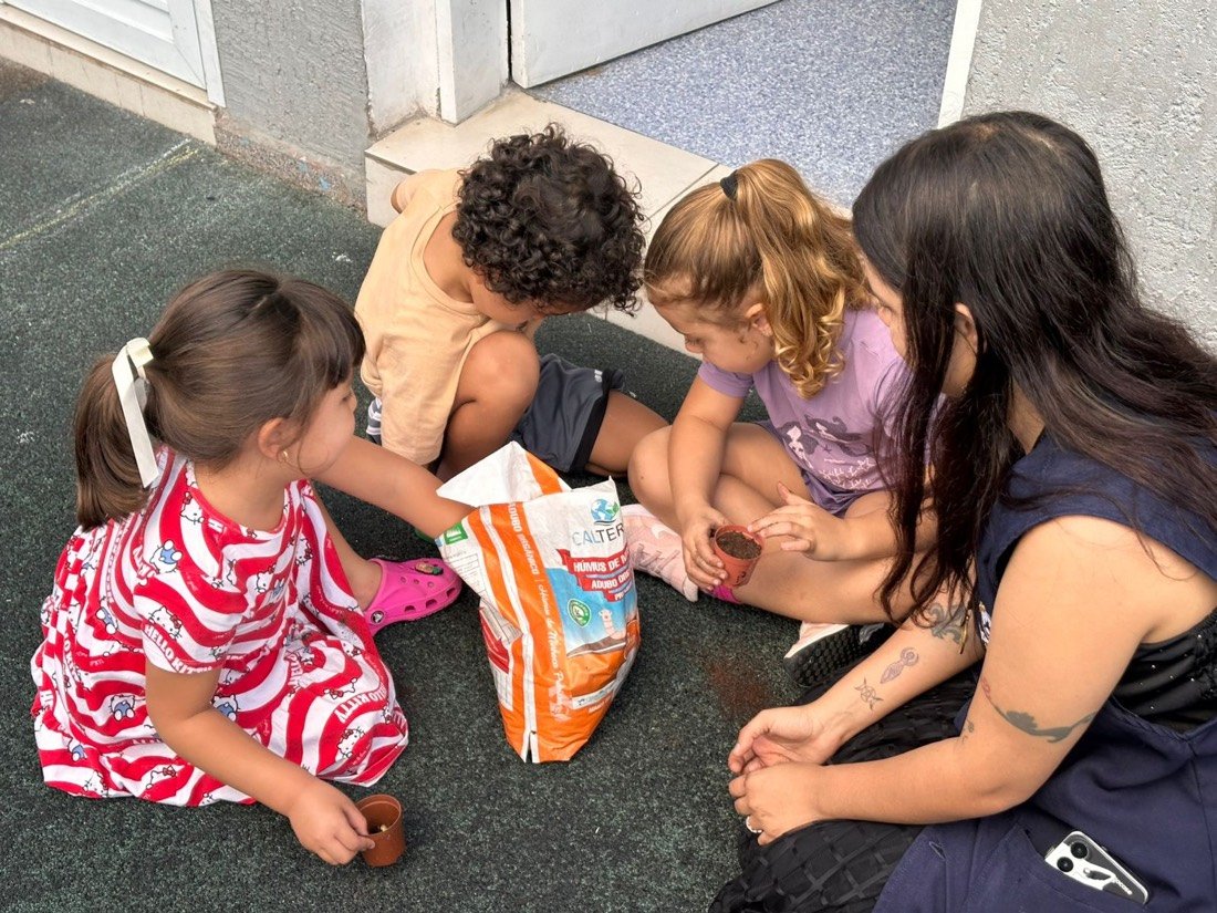 Alunos explorando uma atividade de jardinagem em inglês na Discoveries