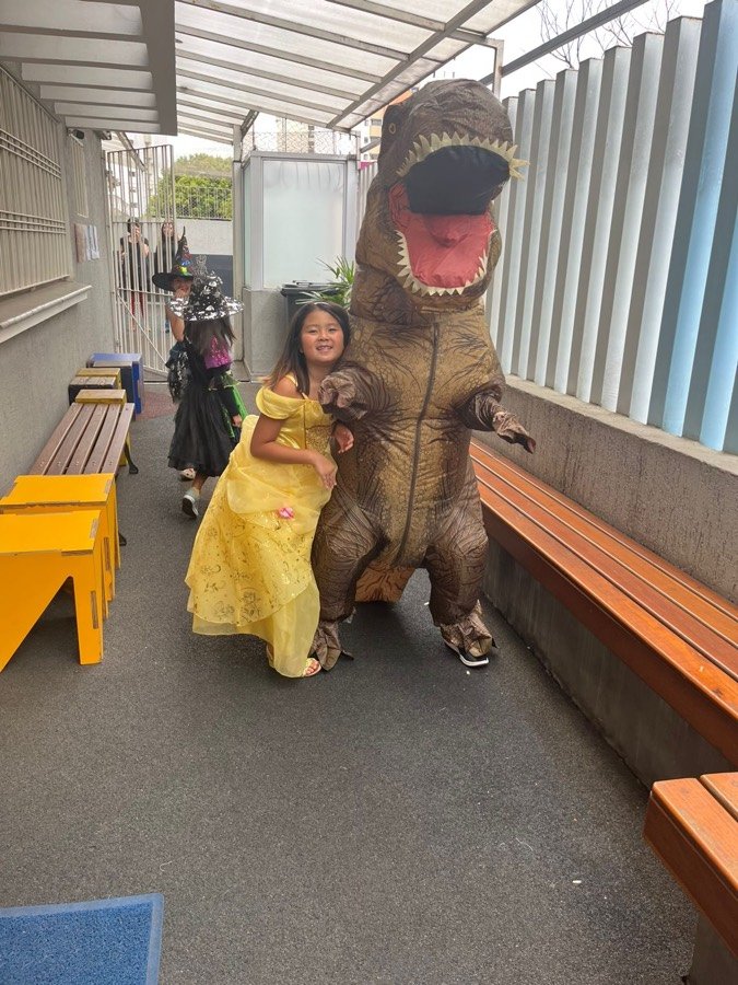 Alunos fantasiados na festa de Halloween da Discoveries
