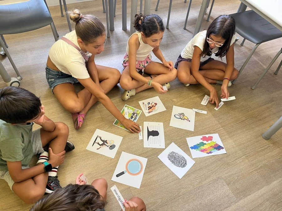 Crianças em atividade de oficina de férias com inglês na Discoveries School